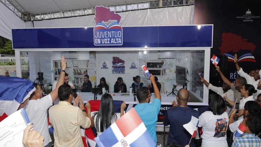 Jóvenes Dominicanos a Punto de Romper Récord Guinness de Lectura
