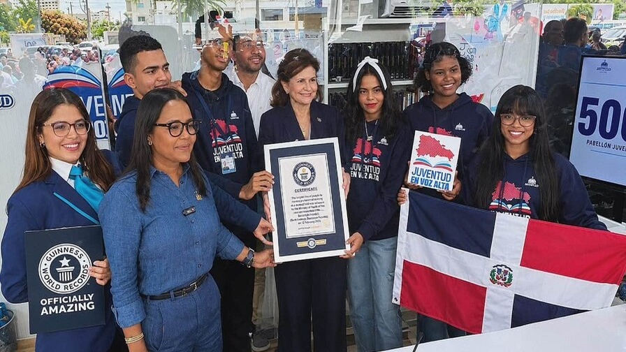 Luis Abinader Elogia a Jóvenes Dominicanos por Récord Guinness en Lectura