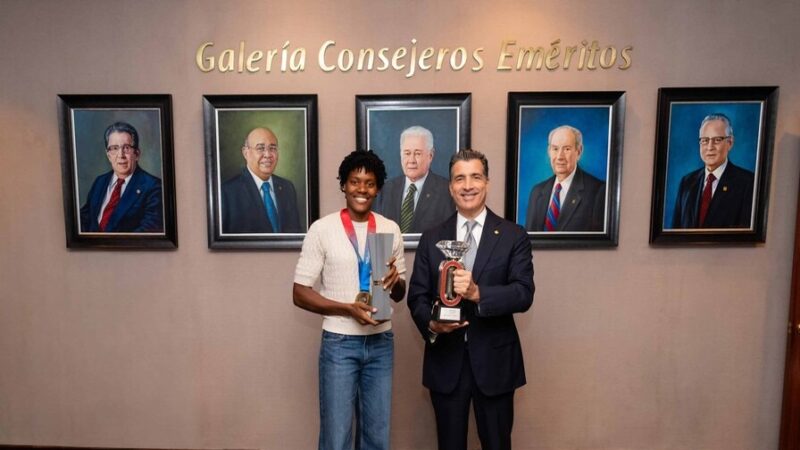 Marileidy Paulino Honrada por el Banco Popular por su Brillante Trayectoria
