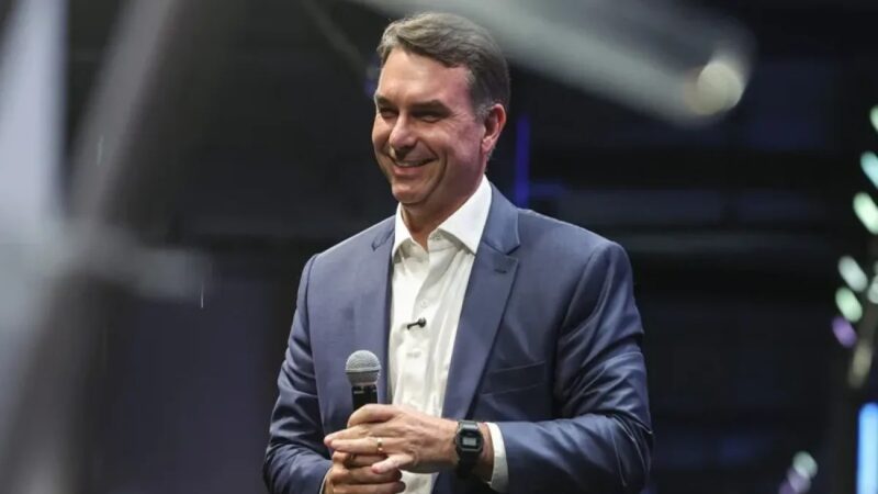 Flávio Bolsonaro promete no buscar reelección y descarta cargos para su familia