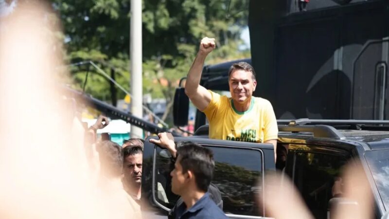 Flávio Bolsonaro Acorta Distancia con Lula en Encuestas Pre-Electorales en Brasil