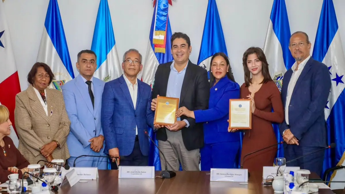 Dominicanos Destacan en Concurso Literario Internacional del PARLACEN
