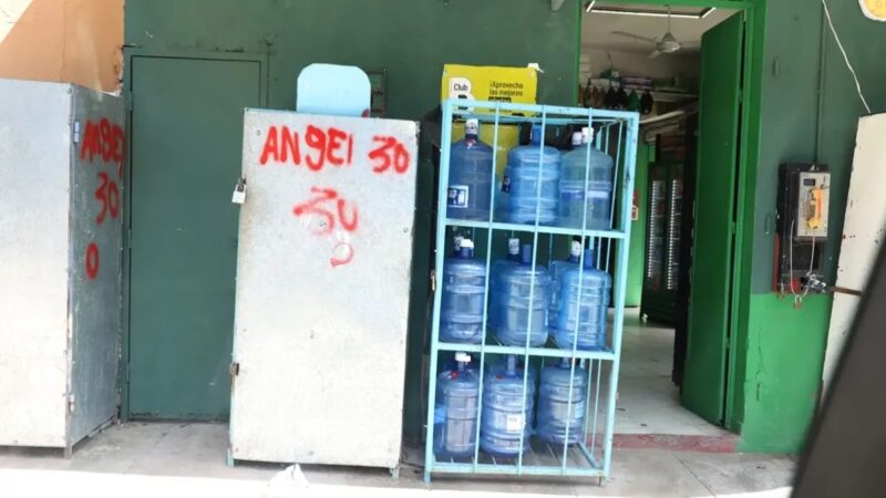Persisten Colmados en Santo Domingo sin Protección Solar para Botellones de Agua