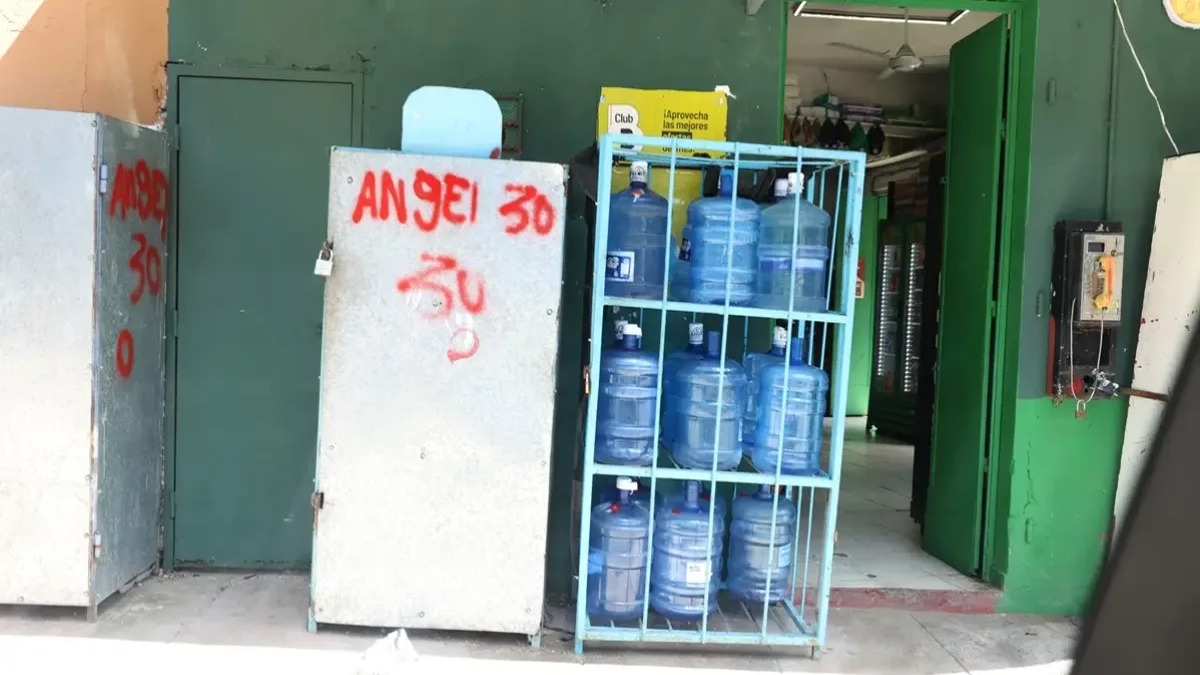 Persisten Colmados en Santo Domingo sin Protección Solar para Botellones de Agua