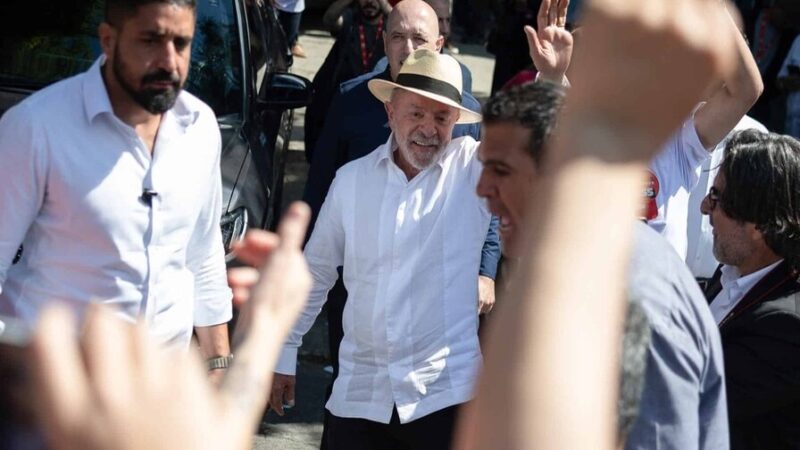 Brasil se Prepara para una Posible Segunda Vuelta entre Flávio Bolsonaro y Lula