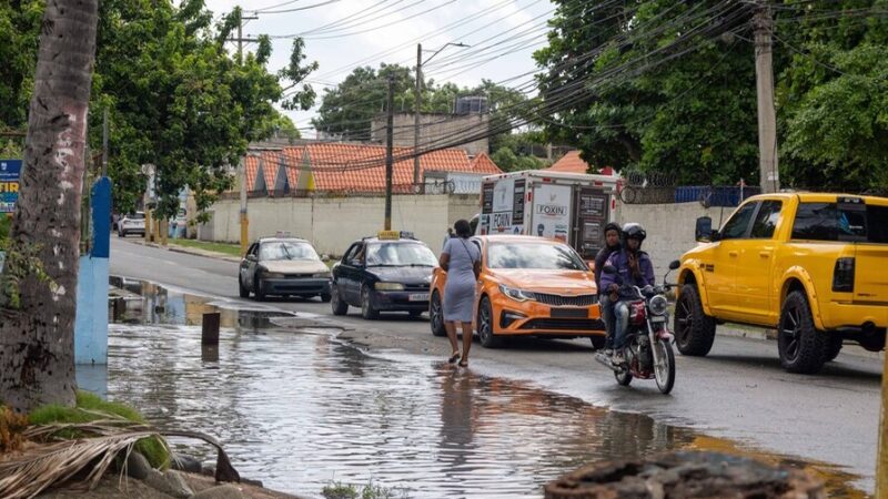 Inundaciones en Los Mameyes Complican el Tránsito en Santo Domingo Este