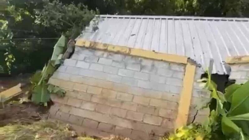 Lluvias Derriban Pared de Liceo en La Vega: Autoridades Exigen Acción Inmediata