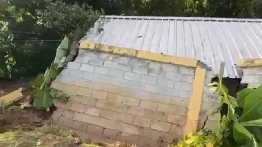 Lluvias Derriban Pared de Liceo en La Vega: Autoridades Exigen Acción Inmediata