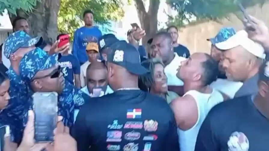 Controversia en Elías Piña: Diputada Millys Martínez Esposada en Confuso Incidente