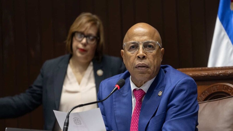 Alfredo Pacheco Denuncia Esposamiento de Diputada en Elías Piña