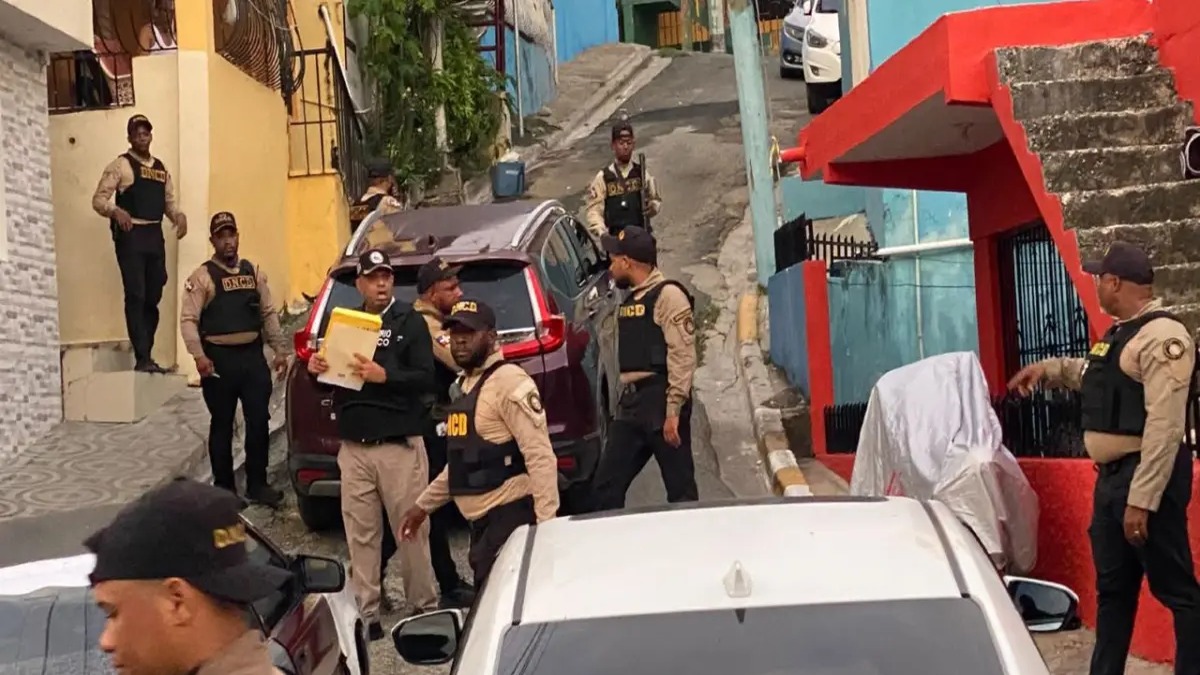 DNCD Detiene a Mujer con Sustancias Prohibidas en Sabana Perdida