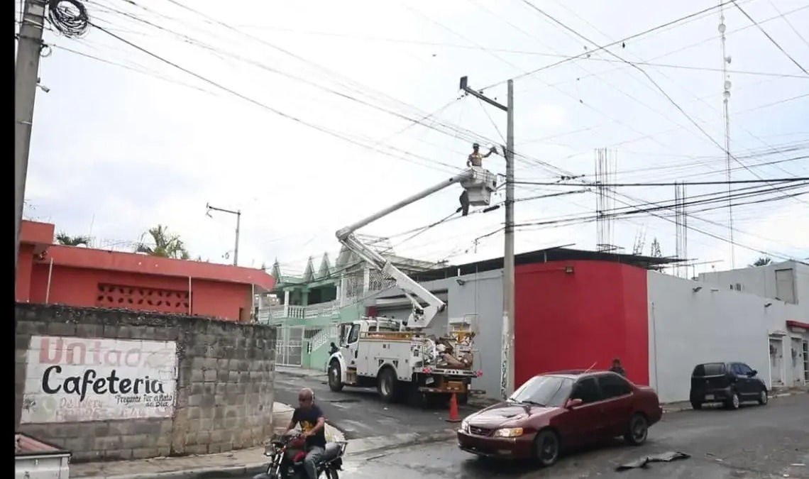 EDEEste Mejora el Alumbrado Público en Los Tres Brazos