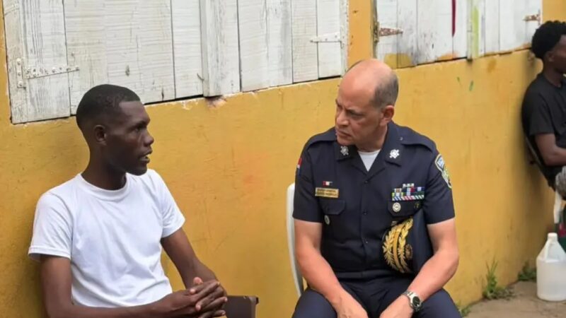 Director de la Policía Nacional Visita a Agente Herido en San Pedro de Macorís