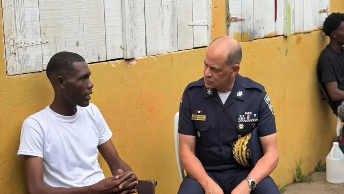 Director de la Policía Nacional Visita a Agente Herido en San Pedro de Macorís