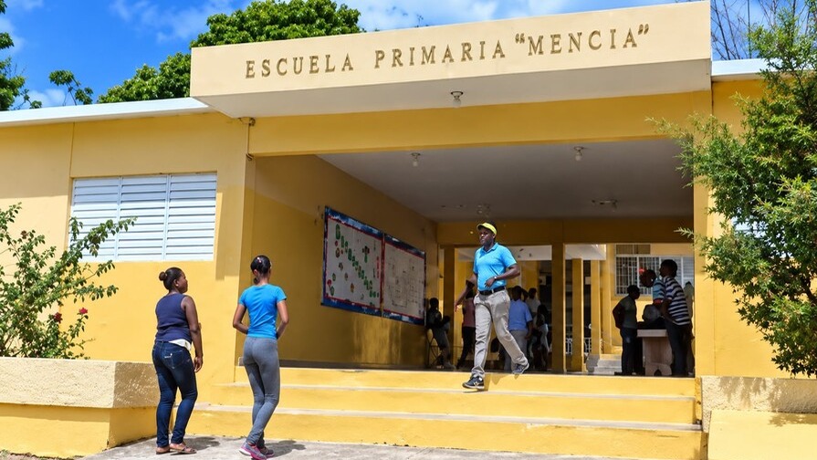 Detención de Hombre Armado Siembra Miedo en Escuela de Barahona