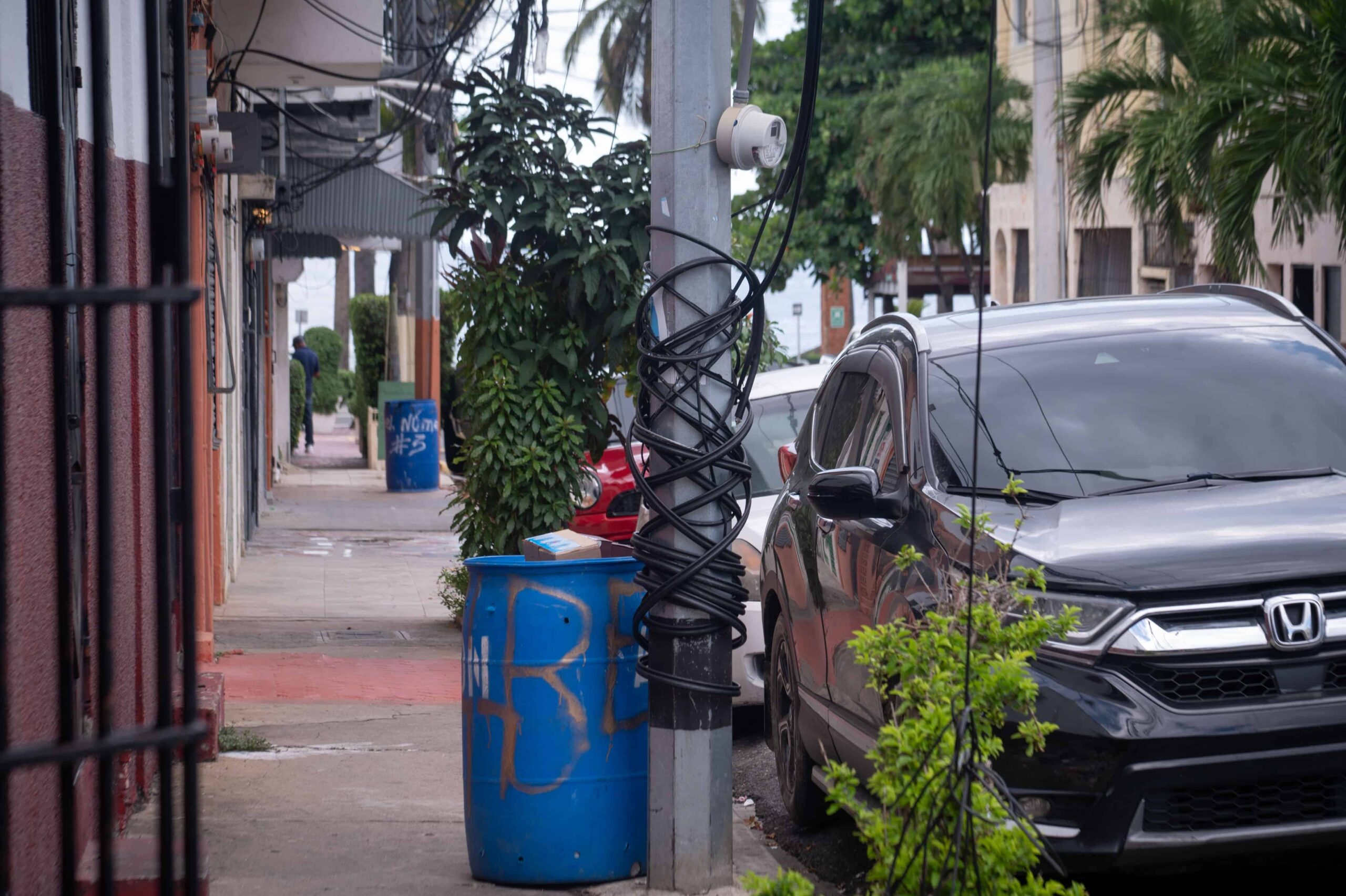 Exigen Acción Urgente para Retirar Cables Derribados en Santo Domingo
