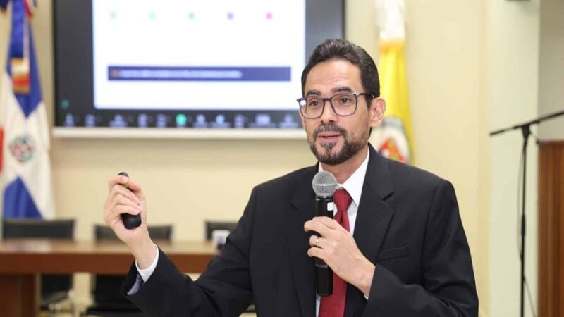 Rezago Escolar en RD: Un Enfoque Geográfico Revelador