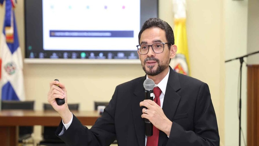 Rezago Escolar en RD: Un Enfoque Geográfico Revelador