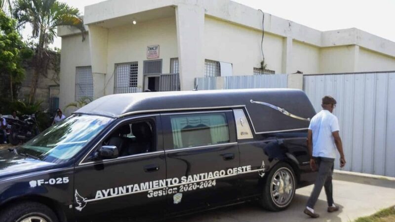 Familiares Desafían Versión Policial sobre Muerte de Joven en Santiago Oeste