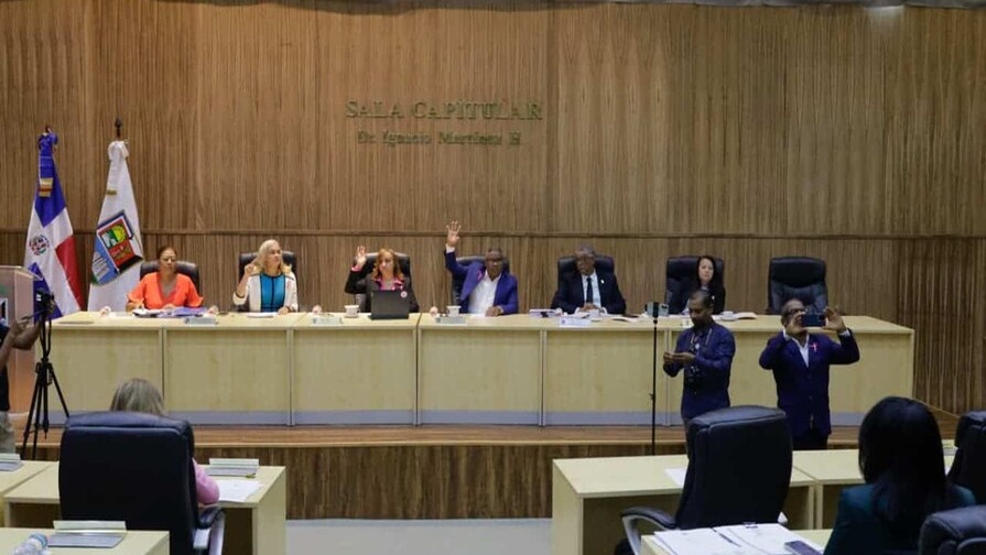 Tensión y Acusaciones Marcan Sesión de Regidores en Santo Domingo Este