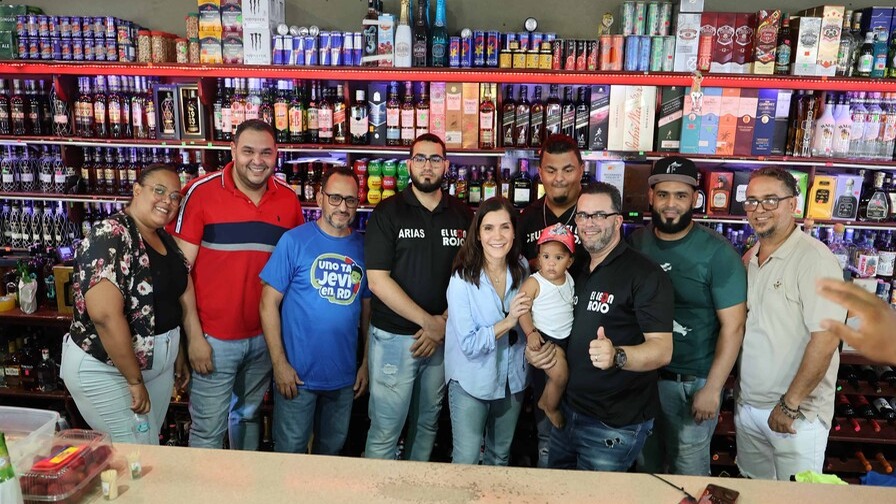 Embajadora de EE.UU. fomenta lazos en colmadón de Baní