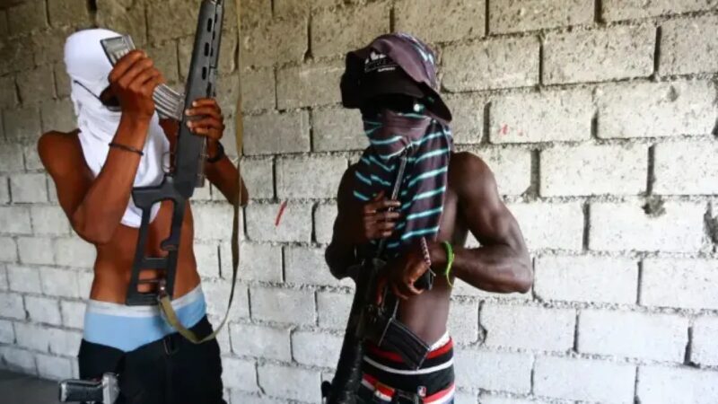 Armas Continúan Fluyendo hacia Bandas Haitianas a Pesar del Embargo