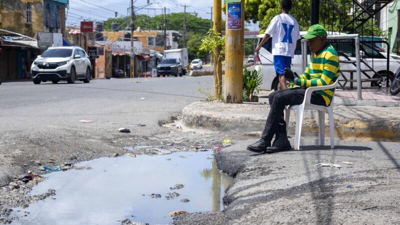 Desnivel en Avenida 25 de Febrero Complica el Tránsito