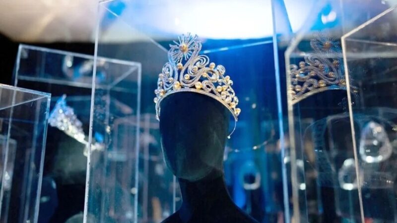 Exposición en Puerto Rico Celebra el Legado de Miss Universo con 18 Coronas Icónicas