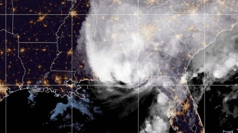 Huracán Isaías Golpea la Costa de Florida con Fuerza