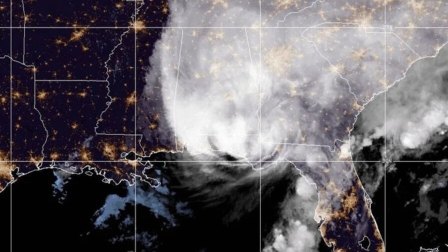 Huracán Isaías Golpea la Costa de Florida con Fuerza