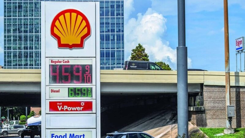 Gasolina en EE. UU. Mantiene Precio Récord a Pocos Días de las Elecciones