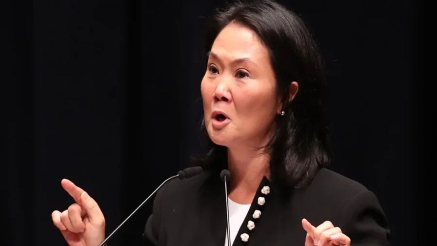 Controversia en Perú: Fujimori Impone Restricciones en Escuelas