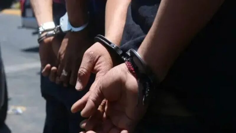 Opciones ante una orden de arresto: Entregarse o esperar la captura