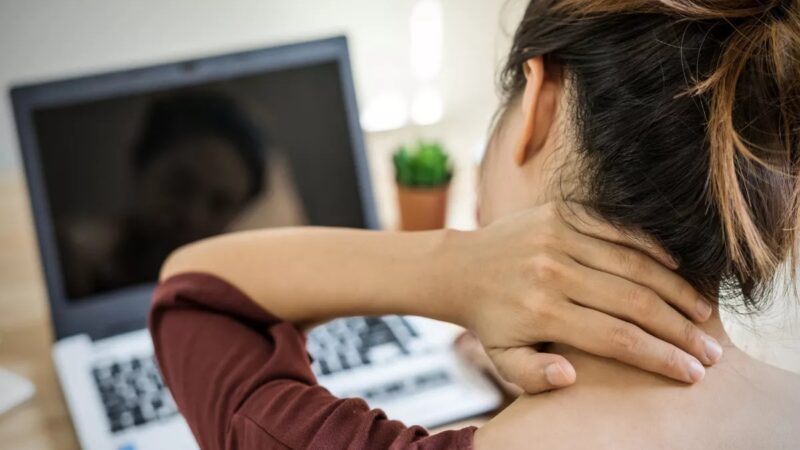 Cinco Estiramientos Esenciales para Proteger tu Cuello del Estrés y la Mala Postura