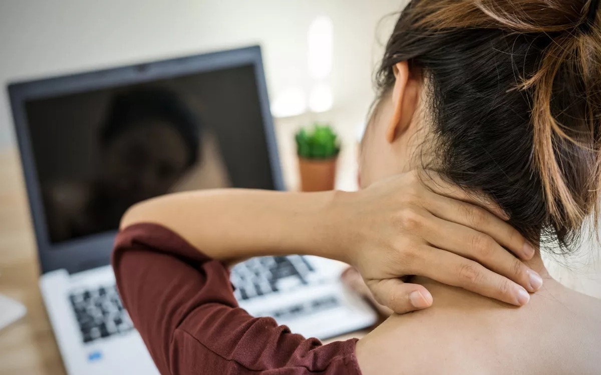 Cinco Estiramientos Esenciales para Proteger tu Cuello del Estrés y la Mala Postura