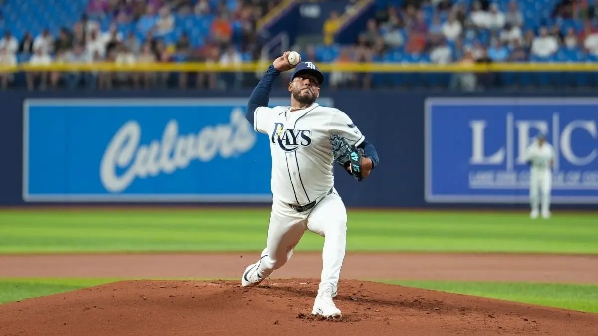 Freddy Peralta se Prepara para una Noche Decisiva en el Juego 2