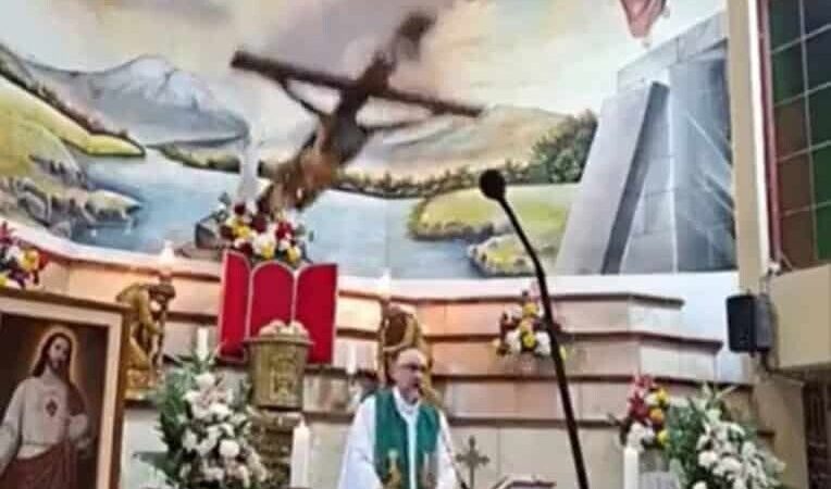 Tragedia en Guayaquil: Sacerdote pierde la vida al caerle una cruz durante misa