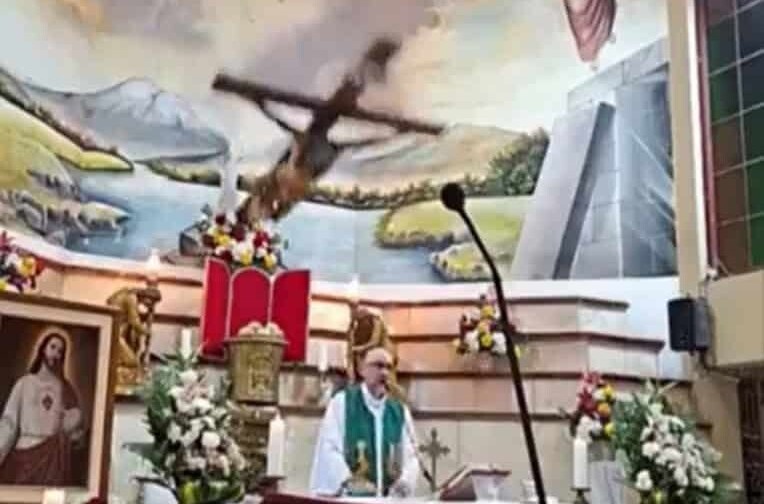 Tragedia en Guayaquil: Sacerdote pierde la vida al caerle una cruz durante misa