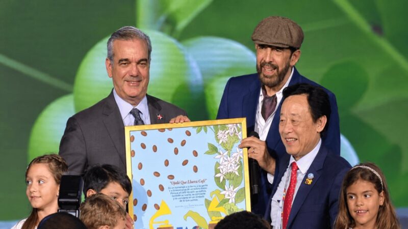 Juan Luis Guerra Honrado por la FAO con ‘Ojalá que llueva Café’