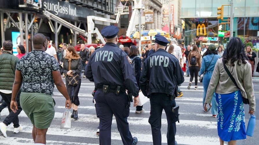 Nueva York Revisa Políticas Policiales en Respuesta a Presiones Progresistas