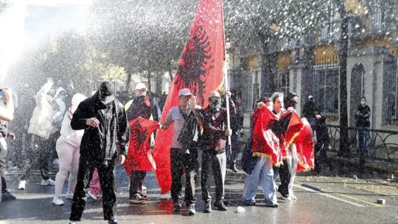 Tirana Recupera la Calma tras Intensas Protestas Estudiantiles