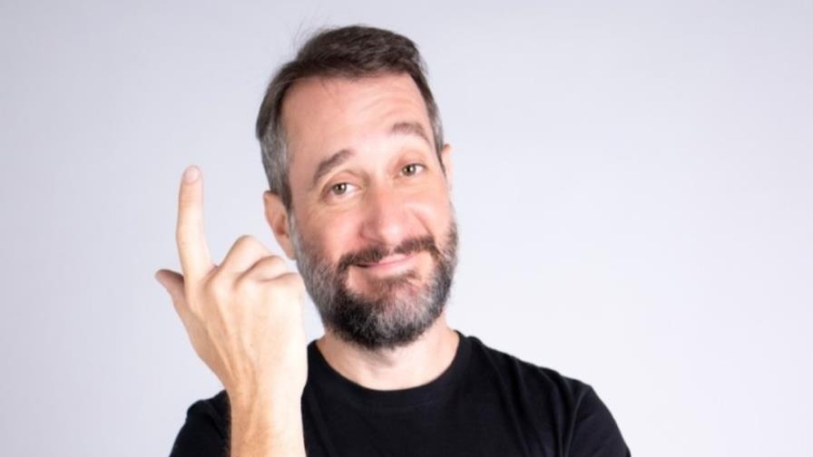 Carlos Sánchez Lleva el Humor a Escenarios para Apoyar la Rehabilitación