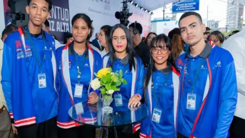 Jóvenes Dominicanos Rompen Récord Mundial de Lectura Continua