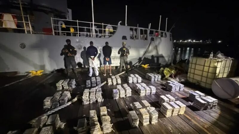 Autoridades Interceptan Tres Narcolanchas y Decomisan 1,138 Paquetes de Cocaína en 48 Horas