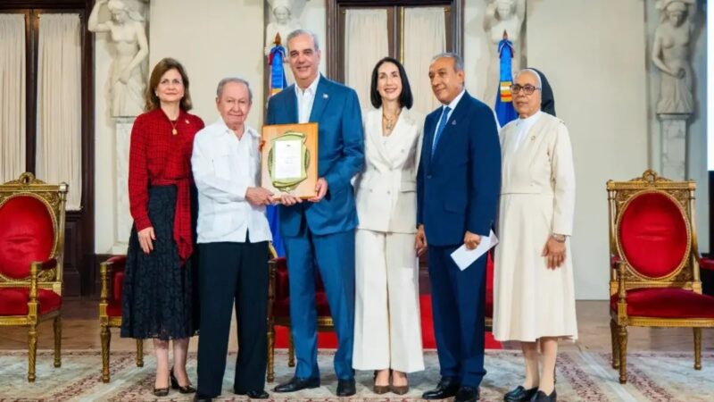 Reconocen a Ellis Pérez y Sor Ciriaca Almonte en Premio a la Persona Envejeciente