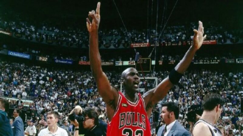 Histórica Venta: Camiseta de Michael Jordan de 1998 Alcanzó los 14 Millones de Dólares