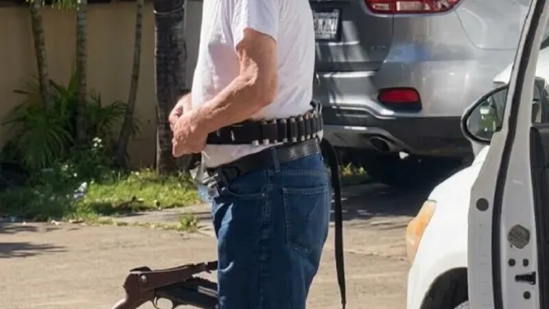 Tensión en Ciudad Juan Bosch: Hombre armado amenaza a vecinos tras accidente vehicular