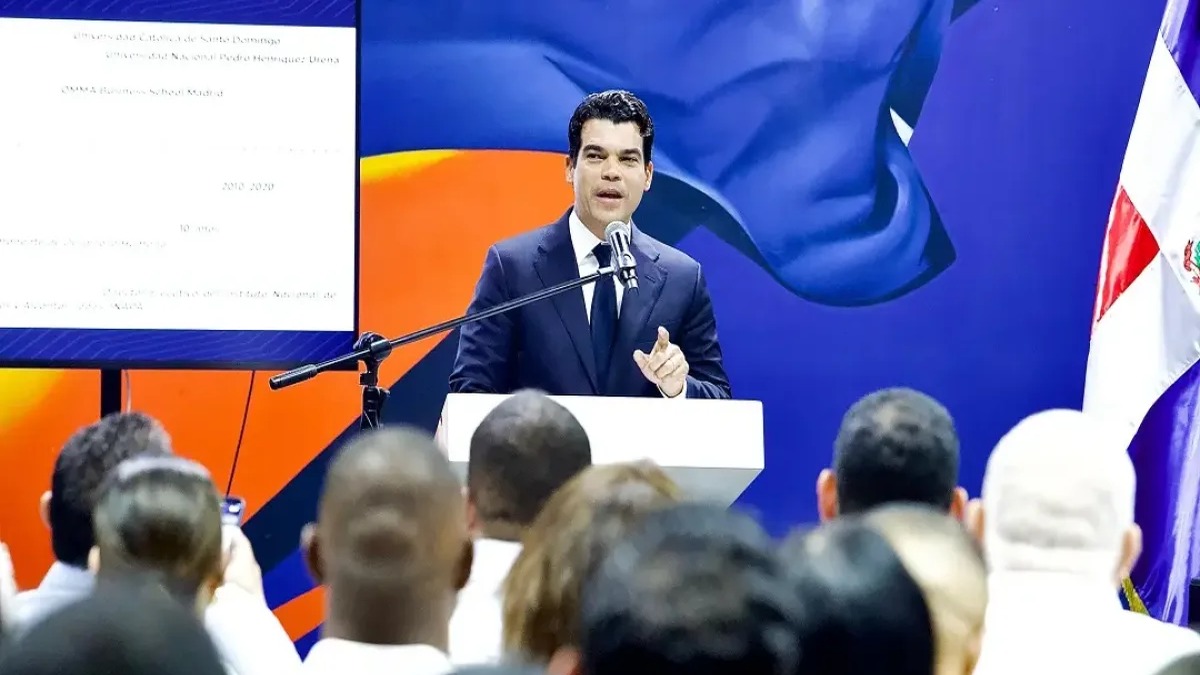 Wellington Arnaud Destaca Avances en Desarrollo y Políticas Públicas en Conferencia del PRM