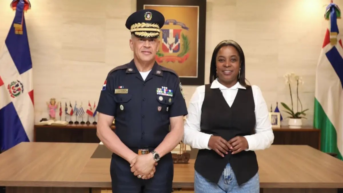 Director de la Policía y Diputada Millys Martínez Resuelven Conflicto en Elías Piña