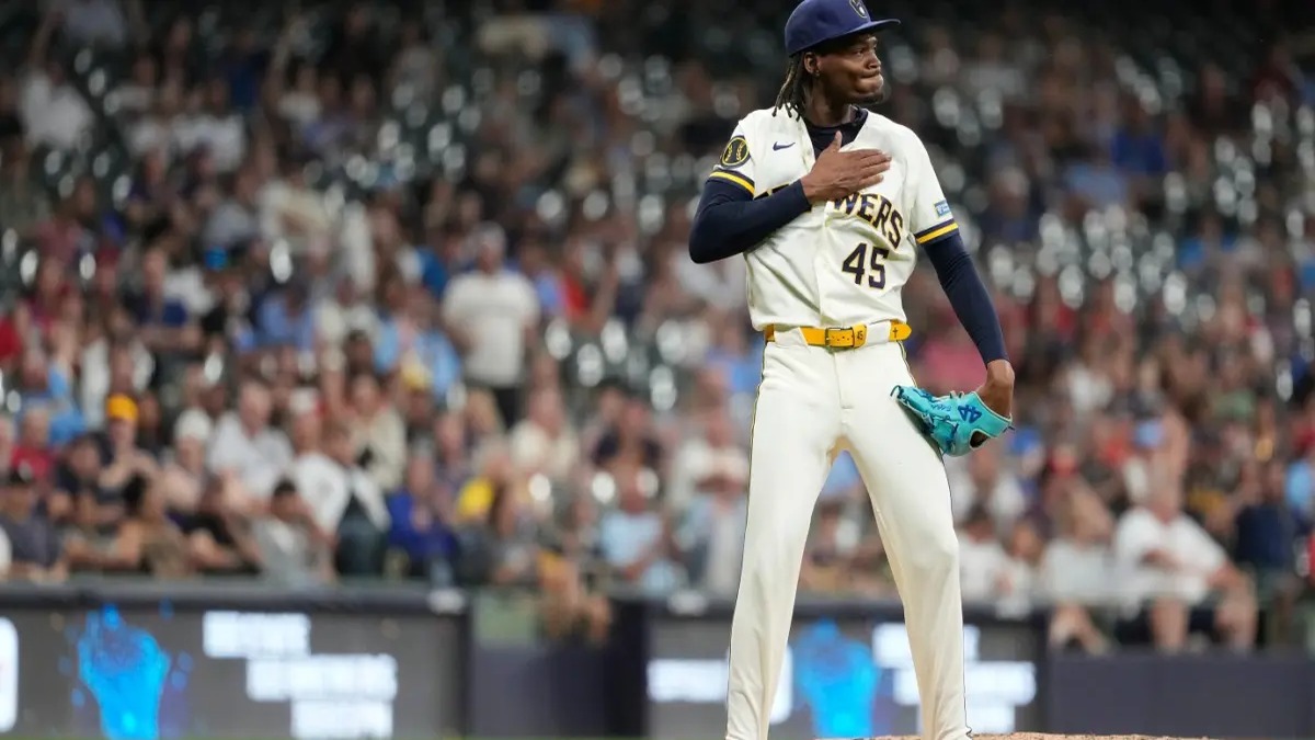 Abner Uribe: El Dominicano que Brilla en el Bullpen de Milwaukee